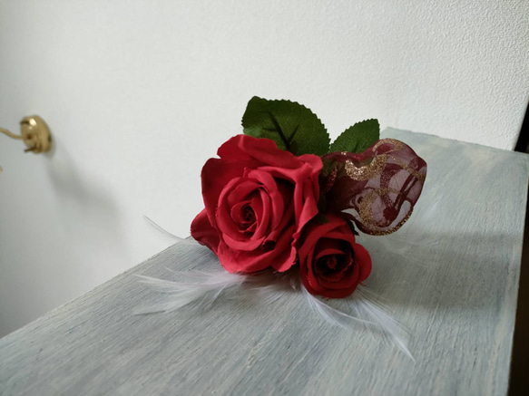 ブーケとブートニア，美女と野獣，ちょっとエレガントな薔薇のブーケ，持ってみたい赤いバラの花束，ブーケスタンド付 2枚目の画像
