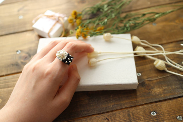 ᴺᴱᵂ⸝⋆ちっちゃなお花一輪⚘ﾋﾞｰｽﾞ刺繍ﾘﾝｸﾞ flower pot -ﾌﾞﾗｯｸ×ｼﾙﾊﾞｰ 4枚目の画像