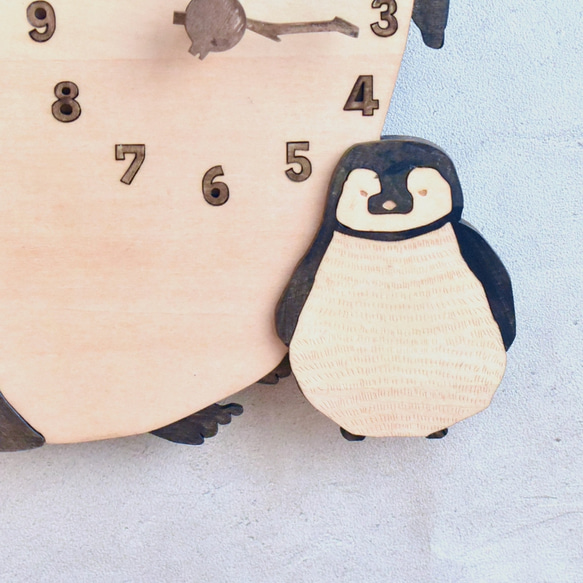 皇帝ペンギンの日々の手触りを感じられる レギュラーサイズ 時計 木製 掛け時計 4枚目の画像