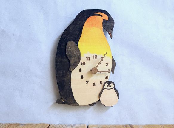 皇帝ペンギンの日々の手触りを感じられる レギュラーサイズ 時計 木製 掛け時計 1枚目の画像