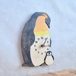 皇帝ペンギンの日々の手触りを感じられる レギュラーサイズ 時計 木製 掛け時計 2枚目の画像