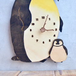 皇帝ペンギンの日々の手触りを感じられる時計 木製 掛け時計 4枚目の画像