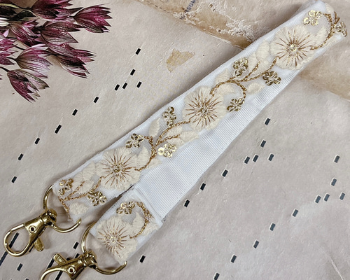 ホワイトのフラワーとゴールド刺繍が印象的♡インド刺繍リボンのハンド 