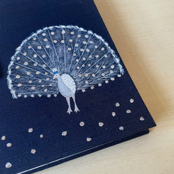 【大サイズ】手描き一点物　白い孔雀/御朱印帳 3枚目の画像