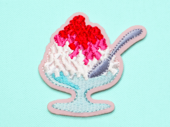 かわいい刺繍ワッペン　ひんやりかき氷　いちご　シール付き　アップリケ 1枚目の画像