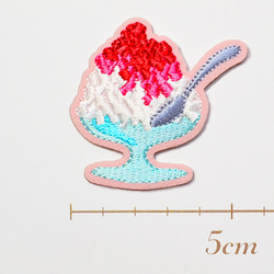 かわいい刺繍ワッペン　ひんやりかき氷　いちご　シール付き　アップリケ 2枚目の画像