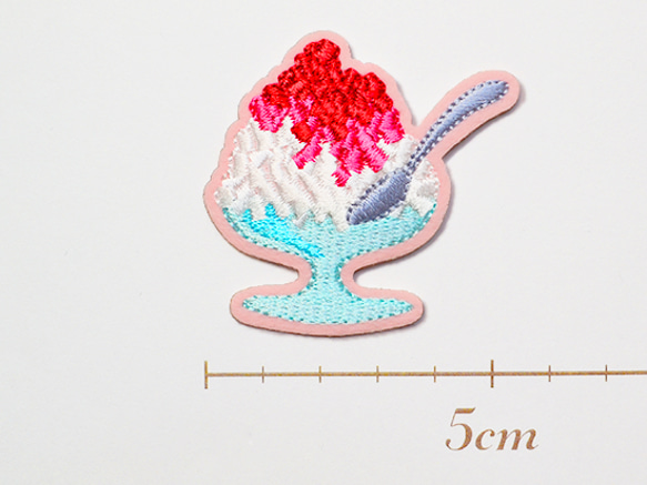 かわいい刺繍ワッペン　ひんやりかき氷　いちご　シール付き　アップリケ 2枚目の画像