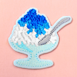 かわいい刺繍ワッペン　ひんやりかき氷　ブルーハワイ　シール付き　アップリケ 1枚目の画像