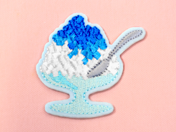 かわいい刺繍ワッペン　ひんやりかき氷　ブルーハワイ　シール付き　アップリケ 1枚目の画像