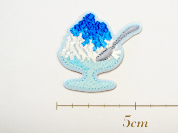 かわいい刺繍ワッペン　ひんやりかき氷　ブルーハワイ　シール付き　アップリケ 2枚目の画像