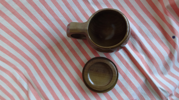 ウグイス色の朴の一木彫りコーヒーカップ　ふた付き 12枚目の画像