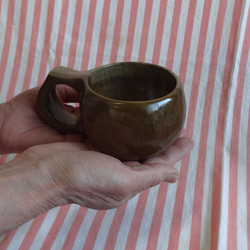 ウグイス色の朴の一木彫りコーヒーカップ　ふた付き 6枚目の画像