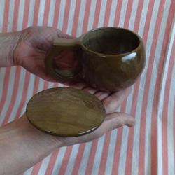 ウグイス色の朴の一木彫りコーヒーカップ　ふた付き 3枚目の画像