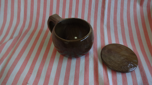ウグイス色の朴の一木彫りコーヒーカップ　ふた付き 9枚目の画像