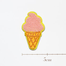 かわいい刺繍ワッペン　もこもこアイスクリーム　ストロベリー　シール付き　アップリケ 2枚目の画像