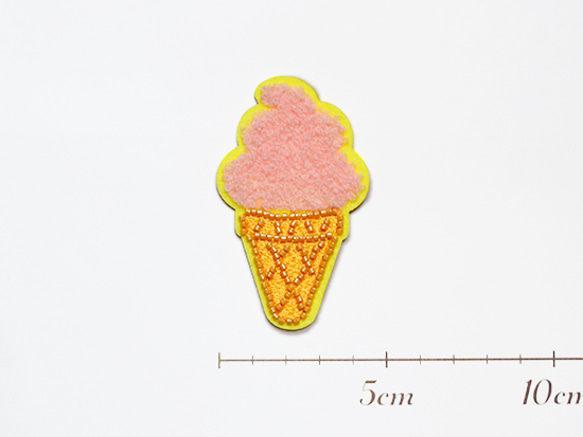 かわいい刺繍ワッペン　もこもこアイスクリーム　ストロベリー　シール付き　アップリケ 2枚目の画像