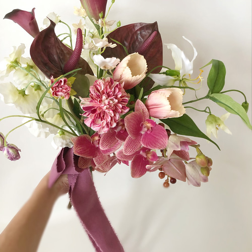造花】結婚式 紫と白のカラーローズと胡蝶蘭のブーケ （胡蝶蘭の