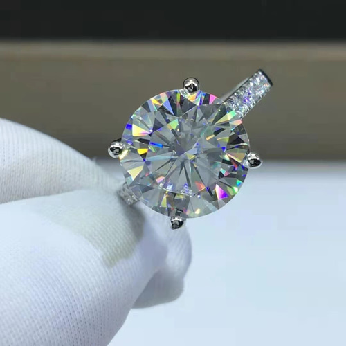 セレクトアイテム 【0.5カラット】輝く モアサナイト ダイヤモンド k18