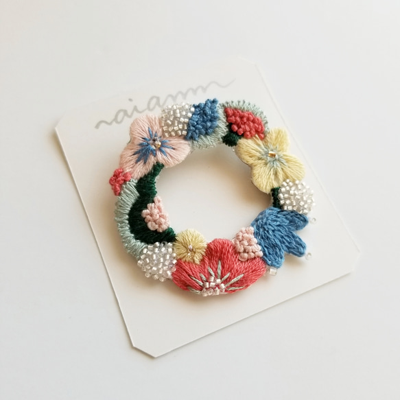 リース刺繍ブローチ・カラフル 1枚目の画像