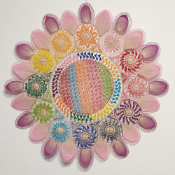 ニャンドゥティレースのテーブルセンター マルチカラー 63cm その他