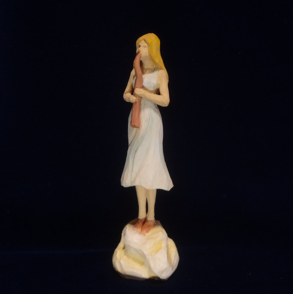 木彫刻 アート『 笛を吹く少女 』  芸術 アート 女性 ハンドメイド 松 手彫り 彫刻 1枚目の画像