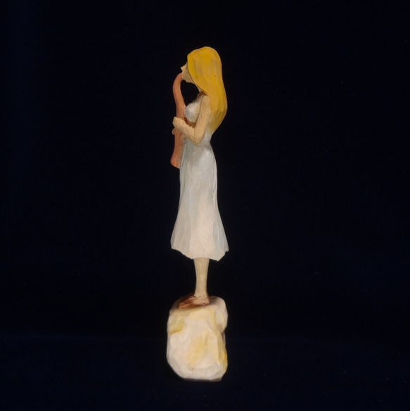 木彫刻 アート『 笛を吹く少女 』  芸術 アート 女性 ハンドメイド 松 手彫り 彫刻 4枚目の画像
