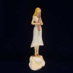 木彫刻 アート『 笛を吹く少女 』  芸術 アート 女性 ハンドメイド 松 手彫り 彫刻 3枚目の画像