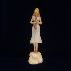 木彫刻 アート『 笛を吹く少女 』  芸術 アート 女性 ハンドメイド 松 手彫り 彫刻 2枚目の画像