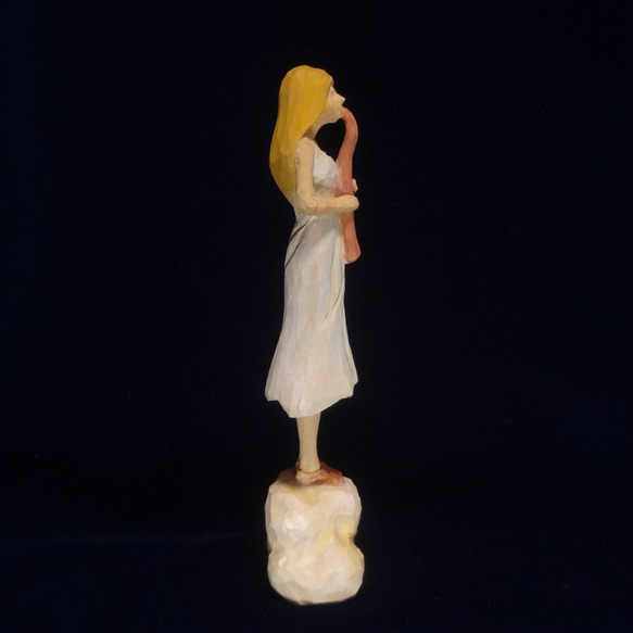木彫刻 アート『 笛を吹く少女 』  芸術 アート 女性 ハンドメイド 松 手彫り 彫刻 5枚目の画像
