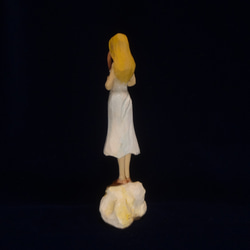 木彫刻 アート『 笛を吹く少女 』  芸術 アート 女性 ハンドメイド 松 手彫り 彫刻 8枚目の画像