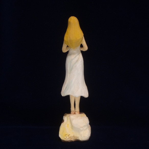 木彫刻 アート『 笛を吹く少女 』  芸術 アート 女性 ハンドメイド 松 手彫り 彫刻 6枚目の画像