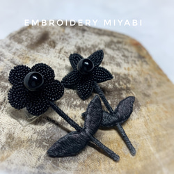 サテン糸とビーズのお花の刺繍ピアス　ブラック　(リュネビル刺繍)　 1枚目の画像