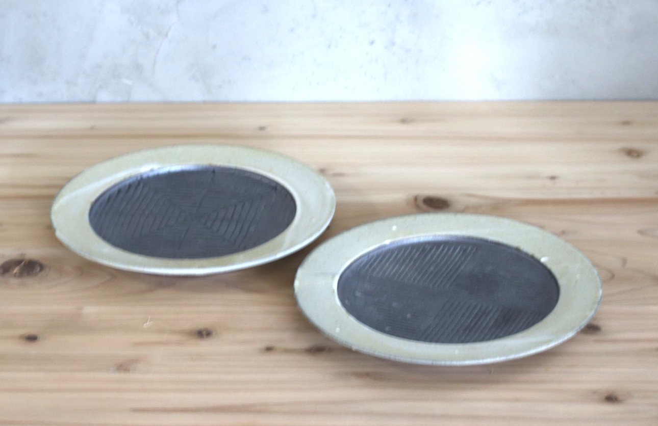 灰釉しのぎ大皿　2枚組み 6,080円