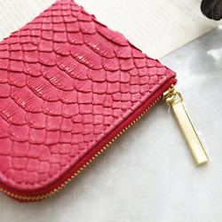 [Python Vivid Pink] 一款輕薄小巧的迷你 L 形皮夾，採用奢華鑽石蟒蛇皮製成。 第3張的照片