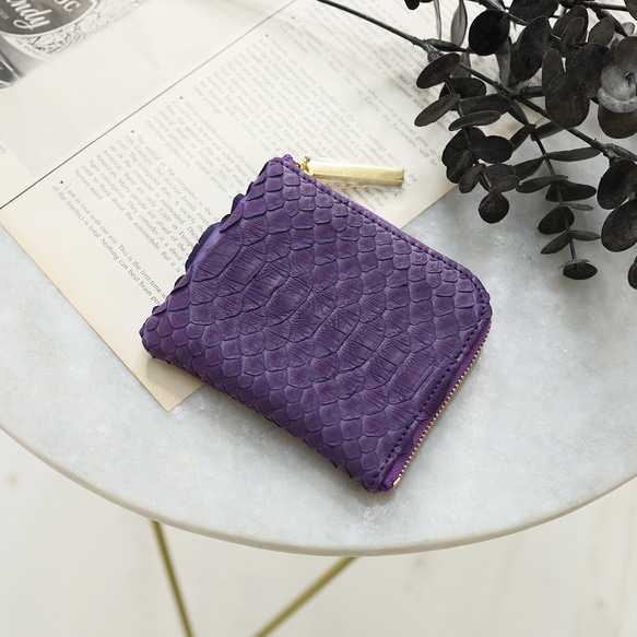 【蟒蛇紫】輕薄緊湊迷你L形皮夾，採用奢華鑽石蟒蛇皮製成 第1張的照片