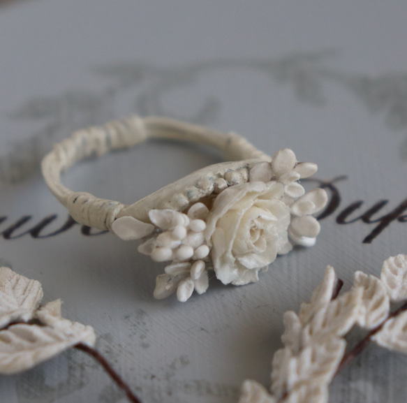 petit anneau　　小さな白薔薇の指輪 1枚目の画像