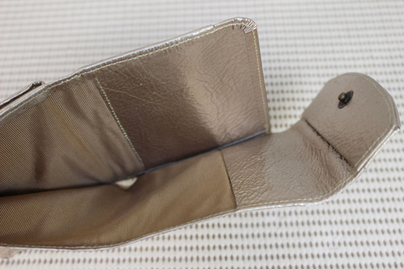 牛革（絞り加工） ボックス型 三つ折り財布　ゴールド　日本製　 6枚目の画像
