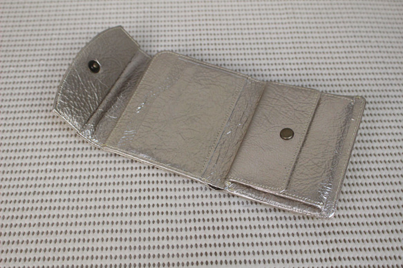 牛革（絞り加工） ボックス型 三つ折り財布　ゴールド　日本製　 2枚目の画像