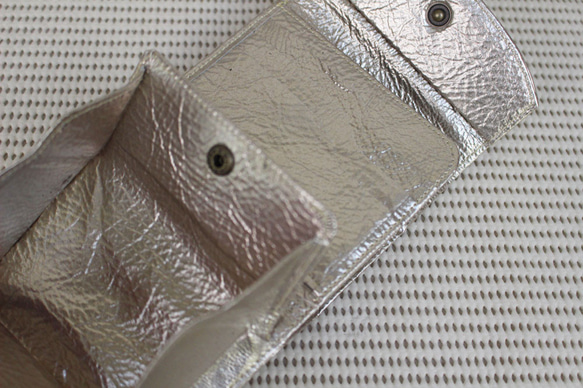 牛革（絞り加工） ボックス型 三つ折り財布　ゴールド　日本製　 5枚目の画像