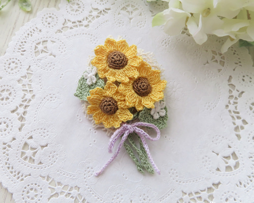 レース編み ひまわりの小さなブーケのブローチ*コサージュ* ブローチ