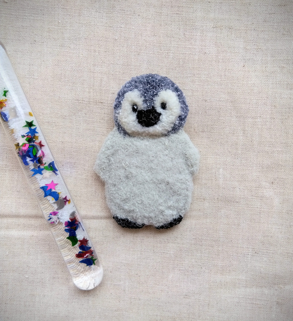 (新品)ホワイトパンツ ペンギン刺繍付き 赤い刺繍のホワイトワイドコットンパンツ - dereborujo | 60