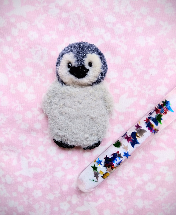 ペンギンの刺繍ブローチ 2枚目の画像