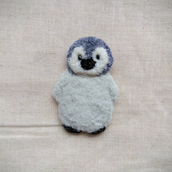 ペンギンの刺繍ブローチ 4枚目の画像