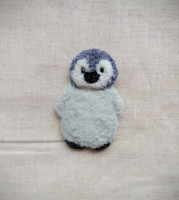 ペンギンの刺繍ブローチ 4枚目の画像