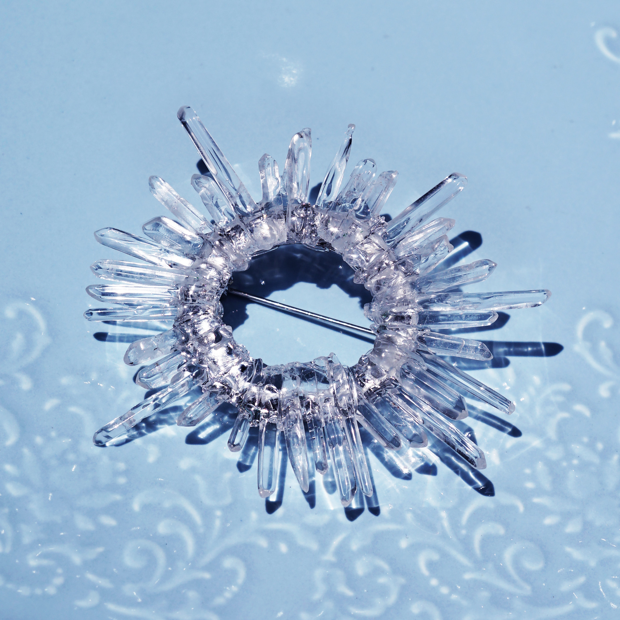 水晶の原石による太陽のブローチ　～soleil
