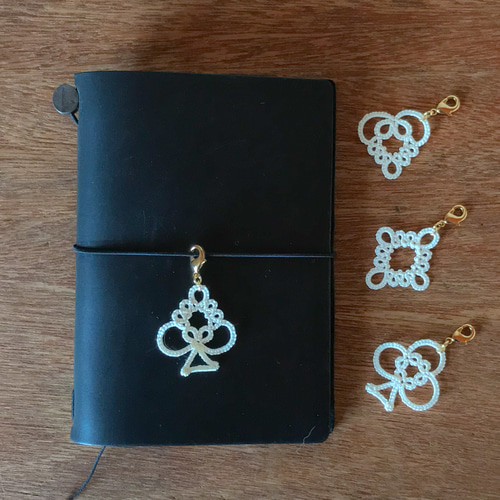 書籍掲載】トランプモチーフの手帳チャーム オフホワイト ダイヤ