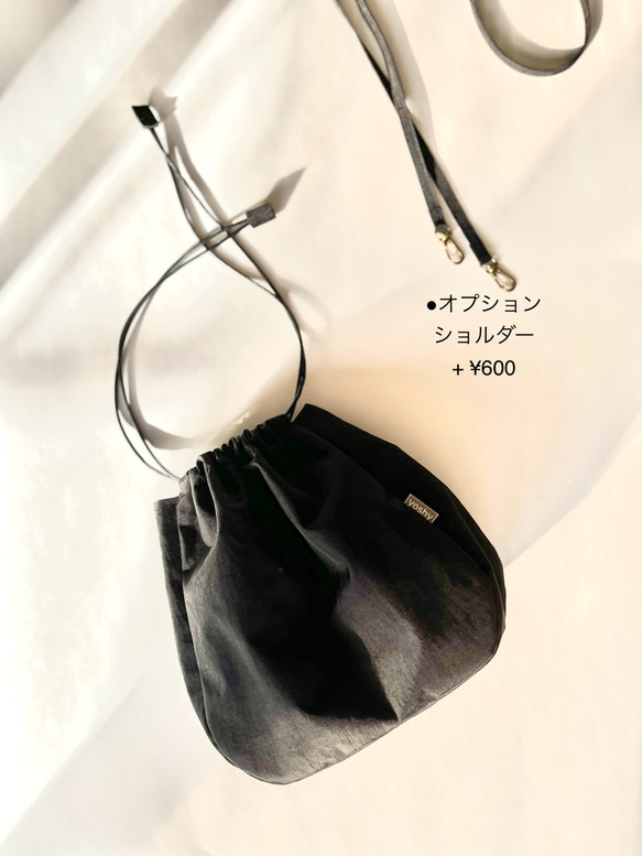 撥水カジュアルナイロン巾着バッグ　黒 1枚目の画像
