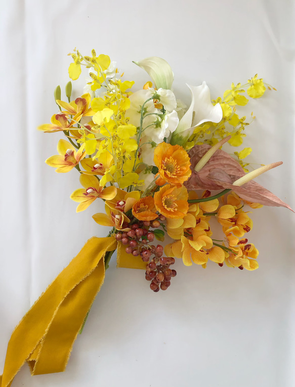 オレンジウェディングブーケ　シンビジューム　アンスリウム　カラー ■ハンドメイドですので デリケートな商品もございます お取扱いには十分お気を付けください ■ご使用の日 着日指定などあり 急ぎの配達をご希望の方は前もって納期の確認をお願いいたします また 造花を使用している為前撮り→挙式→披露宴と長くご使用頂けます ご使用後も インテリアとしてお楽しみ頂け結婚式の思い出を色褪せる事なく残す事が出来ます 丁寧にお作りしています お使いのパソコンによって画面上で見る色味と実際とで異なる場合が御座います