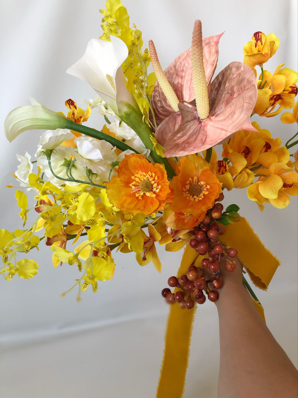 オレンジウェディングブーケ　シンビジューム　アンスリウム　カラー ■ハンドメイドですので デリケートな商品もございます お取扱いには十分お気を付けください ■ご使用の日 着日指定などあり 急ぎの配達をご希望の方は前もって納期の確認をお願いいたします また 造花を使用している為前撮り→挙式→披露宴と長くご使用頂けます ご使用後も インテリアとしてお楽しみ頂け結婚式の思い出を色褪せる事なく残す事が出来ます 丁寧にお作りしています お使いのパソコンによって画面上で見る色味と実際とで異なる場合が御座います