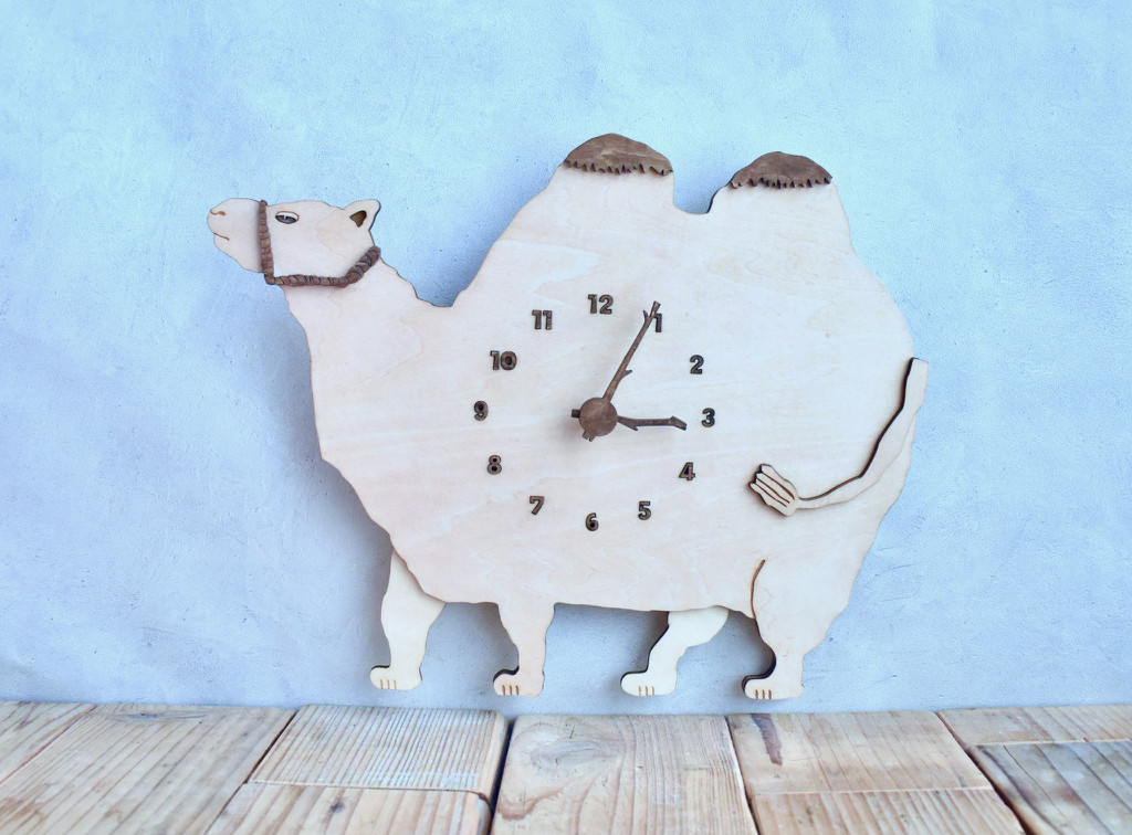 オアシスを探す気があまりないフタコブラクダ レギュラーサイズ 時計 木製 掛け時計